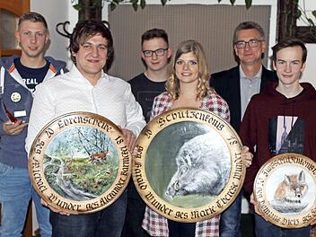 Marie-Therese Wunder ist die neue Schützenkönigin und wurde auch noch Strohkönigin. Die Ehrenscheibe ging an Alexander Barnickel (2. v.l.). Mit im Bild Vereinsmeister Jonas Ruf (li.), Jugendvereinsmeister Markus Kübrich (3.v.l.), Schützenmeister Harald Wunder (2.v.r.) und Jungschützenkönig Fabian Seifert (re.).  Foto: Michael Wunder