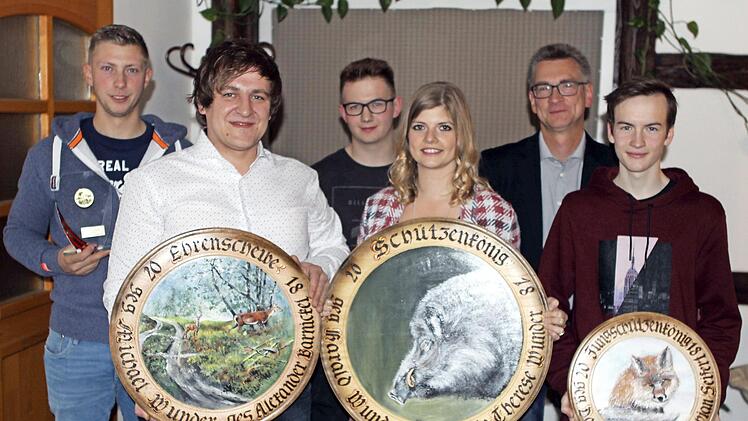 Marie-Therese Wunder ist die neue Schützenkönigin und wurde auch noch Strohkönigin. Die Ehrenscheibe ging an Alexander Barnickel (2. v.l.). Mit im Bild Vereinsmeister Jonas Ruf (li.), Jugendvereinsmeister Markus Kübrich (3.v.l.), Schützenmeister Harald Wunder (2.v.r.) und Jungschützenkönig Fabian Seifert (re.).  Foto: Michael Wunder