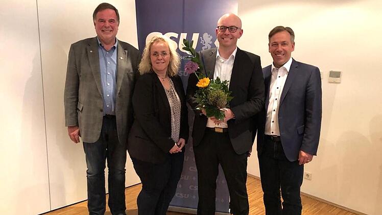 Karl-Heinz Hertlein (l.), Angelika Tritthart und Alexander Tritthart (r.) gratulierten Matthias Düthorn.   Foto: Richard Sänger