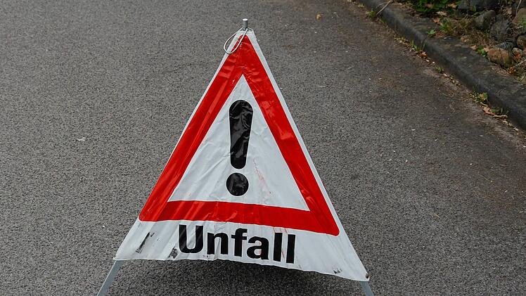 Bei Werneck ist am Samstag ein 68-j&auml;hriger Autofahrer schwer verletzt worden. Die Unfallursache ist bisher noch unbekannt. Symbolbild: Christopher Schulz