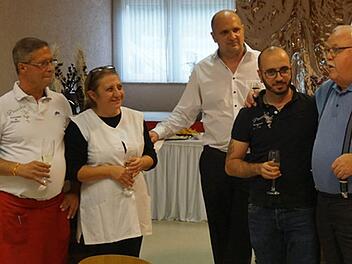 Auch B&uuml;rgermeister Franz Streit (rechts) lie&szlig; es sich nicht nehmen, Familie Villani (von links Marcello, Fabrizia und Stefano Villani) zur Neuer&ouml;ffnung die Gl&uuml;ckw&uuml;nsche  der Stadt Forchheim zu &uuml;berbringen; hinten Peter H&ouml;rath vom  FC Burk. Foto: FC Burk