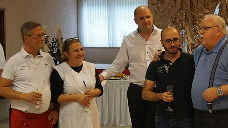 Auch B&uuml;rgermeister Franz Streit (rechts) lie&szlig; es sich nicht nehmen, Familie Villani (von links Marcello, Fabrizia und Stefano Villani) zur Neuer&ouml;ffnung die Gl&uuml;ckw&uuml;nsche  der Stadt Forchheim zu &uuml;berbringen; hinten Peter H&ouml;rath vom  FC Burk. Foto: FC Burk