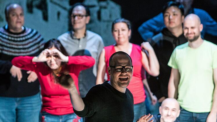 Proben-Impressionen aus dem Landestheater: Gast-Regisseur Felix Seiler inszeniert die Coburger Erstaufführung des Musicals "Otello darf nicht platzen".Foto: Jochen Berger