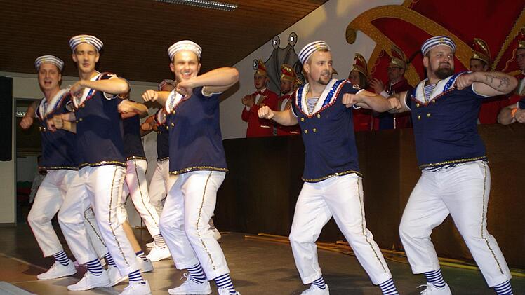 Männlich-hart und fränkisch-herb, das Männerballett Aura, die "Tanzbeinschwinger". Foto: Ehling