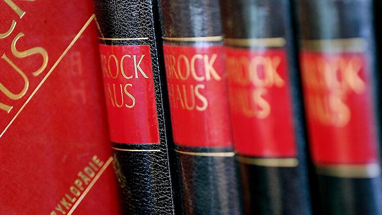 Lexika werden in manchem Haushalt nicht nur im Bücherregal, sondern auch auf dem Röhrenfernseher platziert.