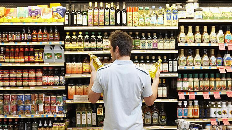 Hier sind die Regale noch voll: Aufgrund des Krieges in der Ukraine wird aber in deutschen Supermärkten mitunter das Speiseöl knapp.