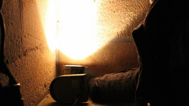 Stefanie Brückner beim Justieren der Leuchten an der Kirche.