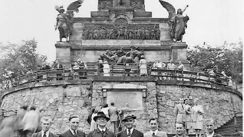 Mitglieder des Burschenvereins bei einem Ausflug nach Rüdesheim im Jahre 1955 Fotos: Archiv
