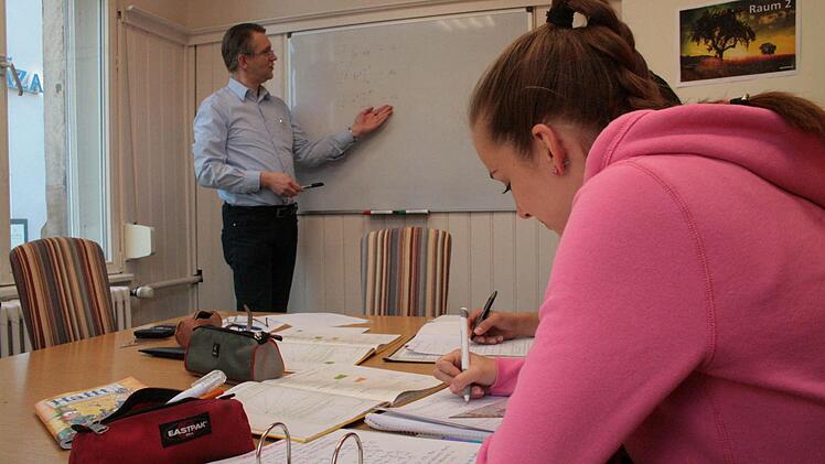 Mira (18) nimmt seit Eintritt ins Gymnasium Mathematik-Nachhilfe beim Studienkreis.  Foto: Andreas Oswald