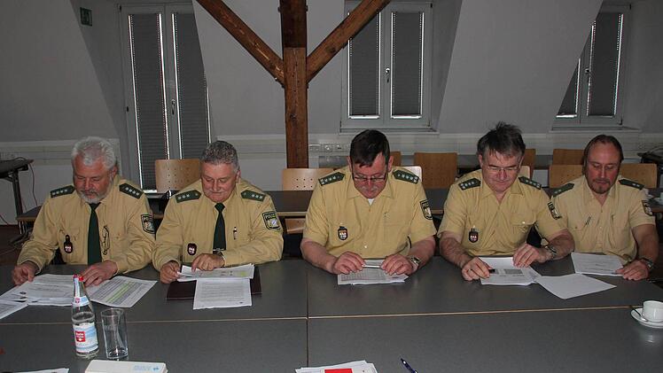 Sie informierten über die Verkehrs- und die Kriminalstatistik 2013, von links: Siegbert Weinkauf, Berthold Schineller, Kurt Förg, Peter Firsching und Werner Rottmann.  Fotos: Klaus Schmitt