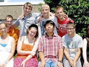 Die Entlassschüler des Förderzentrums mit Förderschwerpunkt Geistige Entwicklung der Lebenshilfe Haßberge mit (vorne von links) Schulleiterin Margit Lesch, Lehrkraft Katharina Memmel sowie (rechts) Christiane Schöller vom Vorstand  Foto: Ralf Naumann