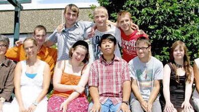 Die Entlassschüler des Förderzentrums mit Förderschwerpunkt Geistige Entwicklung der Lebenshilfe Haßberge mit (vorne von links) Schulleiterin Margit Lesch, Lehrkraft Katharina Memmel sowie (rechts) Christiane Schöller vom Vorstand  Foto: Ralf Naumann