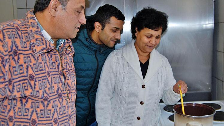 Vater Hassan (links) aus Albanien und Sohn Alban warten auf das Essen von Mutter FigireteFoto: Sigismund von Dobschütz