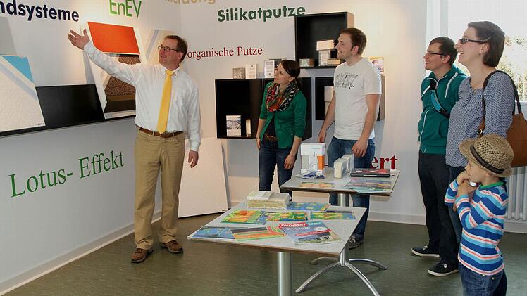 Handwerksmeister Dieter Gerstenkorn präsentierte mit Stolz seine Ausstellung, die als größte Malerausstellung für ganz Nordbayern gilt. Auch über die verschiedensten Putzsorten gibt es dabei Informationen.