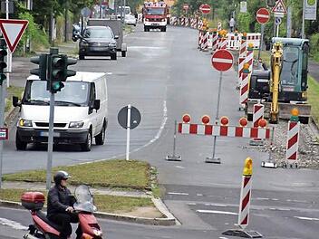 Weil Gefahr im Verzug war, musste die Verkehrsführung in der Nürnberger Straße geändert werden. Die Sicherheit der Arbeiter war nicht mehr gewährleistet. Deshalb gilt eine Einbahnstraßenregelung - auch, weil sich mancher Autofahrer nicht an die Regeln hielt.  Foto: Ronald Rinklef