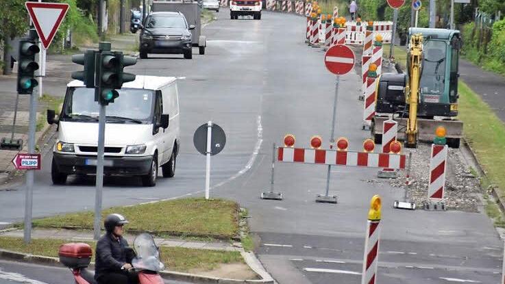 Weil Gefahr im Verzug war, musste die Verkehrsführung in der Nürnberger Straße geändert werden. Die Sicherheit der Arbeiter war nicht mehr gewährleistet. Deshalb gilt eine Einbahnstraßenregelung - auch, weil sich mancher Autofahrer nicht an die Regeln hielt.  Foto: Ronald Rinklef