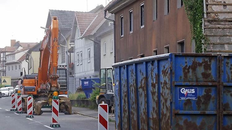 In der Coburger Straße wird ein Gebäude abgerissen, ...