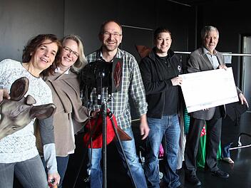 Christiane May-David, Ulrike Moldenhauer-Alzner und Christian Plätzer (von links) leiten die Theatergruppen. Johannes Dotterweich (2.v.r) überreicht Schulleiter Bernd Lohneiß einen 3000-Euro-Scheck für die neue Bühnentechnik. Foto: Andreas Dorsch