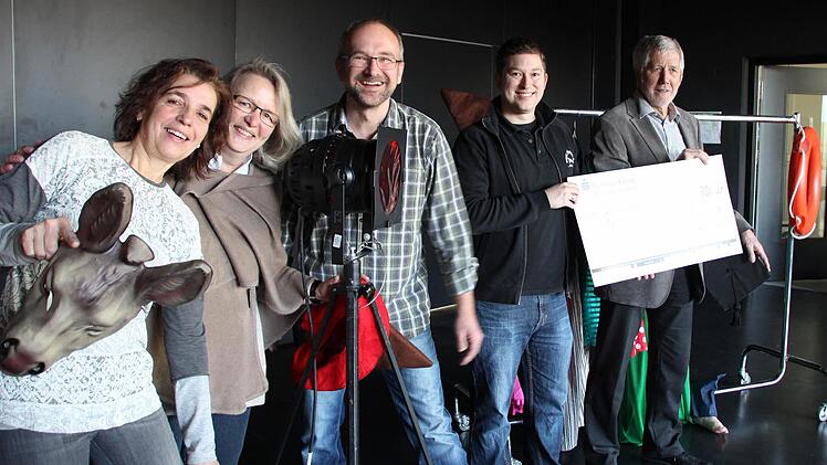 Christiane May-David, Ulrike Moldenhauer-Alzner und Christian Plätzer (von links) leiten die Theatergruppen. Johannes Dotterweich (2.v.r) überreicht Schulleiter Bernd Lohneiß einen 3000-Euro-Scheck für die neue Bühnentechnik. Foto: Andreas Dorsch