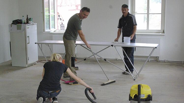 Die Holzfußböden sollen erhalten bleiben und gereinigt und geschliffen werden - eine schweißtreibende Arbeit für (von links) Theresa Gerlach, Bernd Hüfner und Heribert Gerlach. Foto: Winfried Ehling