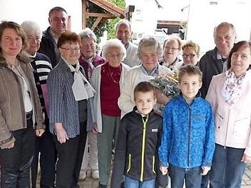 Elisabeth Hohner im Kreis der Gratulantenschar Foto: Klaus-Peter Wulf