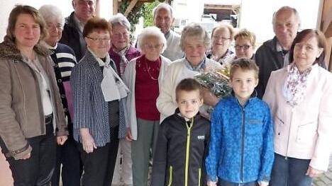 Elisabeth Hohner im Kreis der Gratulantenschar Foto: Klaus-Peter Wulf