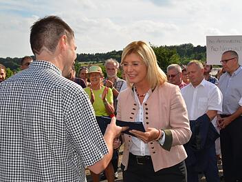 Martin Eisenmann übergibt als Vorsitzender des Bad Bockleter Kurvereins das Konzept an Umweltministerin Ulrike Scharf.  Foto: Kathrin Kupka-Hahn