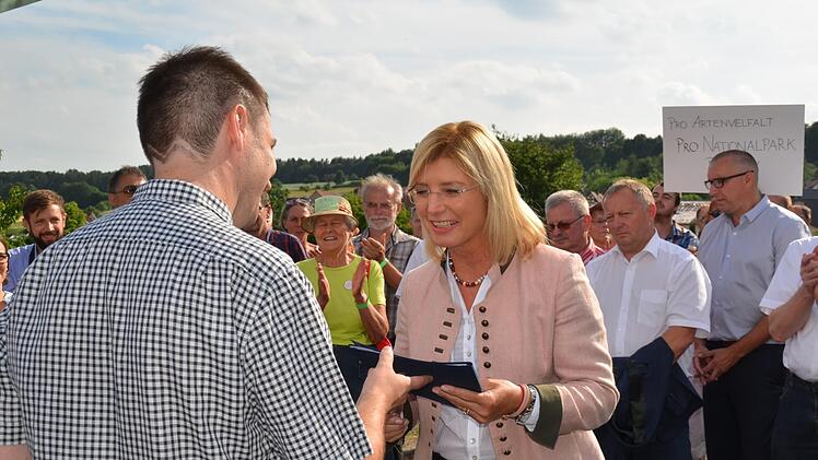Martin Eisenmann übergibt als Vorsitzender des Bad Bockleter Kurvereins das Konzept an Umweltministerin Ulrike Scharf.  Foto: Kathrin Kupka-Hahn
