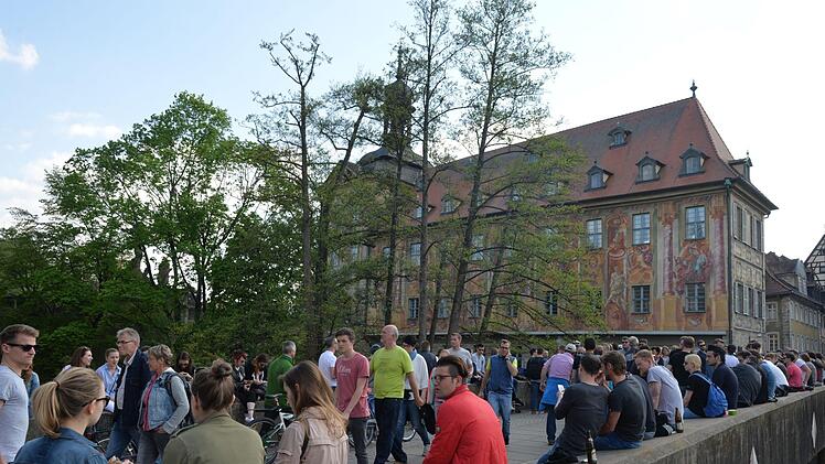 Lebhaft geht es in Bamberg an vielen Stellen der Altstadt zu. Doch ganz so sprunghaft wie angenommen war das Wachstum der Einwohnerzahl wohl doch nicht, wie sich jetzt herausstellt. Foto: Ronald Rinklef