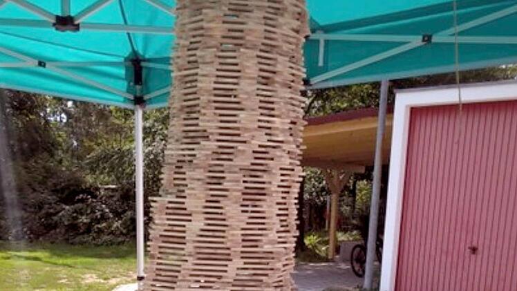 Der siebenjährige Max freut sich über den fertigen Turm.Sänger