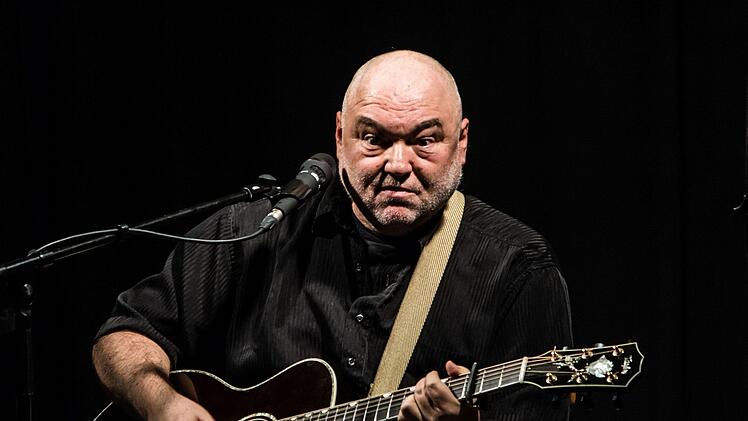 Wolfgang Buck gastierte mit seinem neuen Programm im "Schwarzen Bären" in Beiersdorf.Foto: Jochen Berger