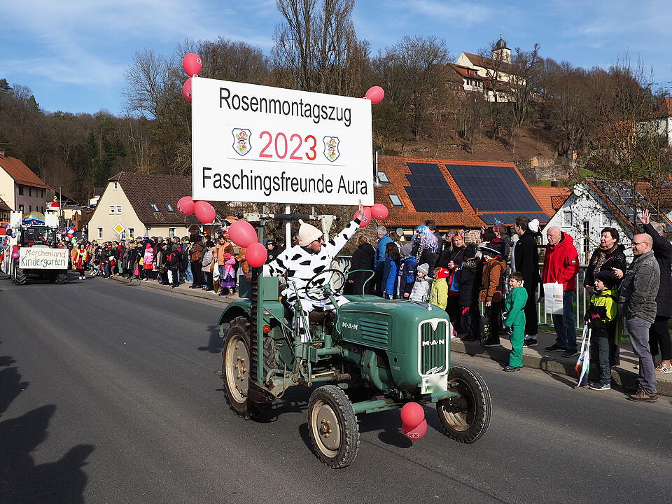 Buntes Faschingstreiben lockte tausende Besucher an.