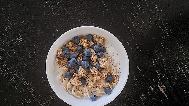 Eine leckere Bowl mit Skyr. Nahrhaft und einfach zuzubereiten.