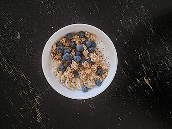 Eine leckere Bowl mit Skyr. Nahrhaft und einfach zuzubereiten.