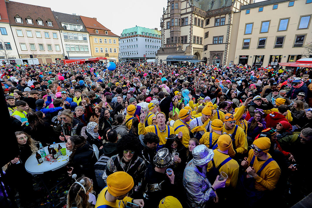 Große Party nach dem Faschingsumzug am Marktplatz.