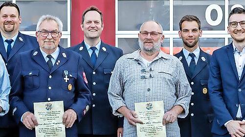 50 Jahre bei der Feuerwehr: (von lilnks) Kurt Abersfelder, Sebastian Gerr, Alexander Hagemann, Michael Krug, Willi Übelacker, Maximilian Spahn, Jan Marberg, Markus Ullrich.