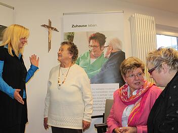 Isabella Ettlich (links) erklärt Marta Neubauer (2. v.l.) das Projekt. Mit im Bild: Bürgermeisterin Gabi Weber (2. v.r.) und Caritas-Kreisgeschäftsführerin Cornelia Thron im Gespräch. Fotos: Corinna Igler