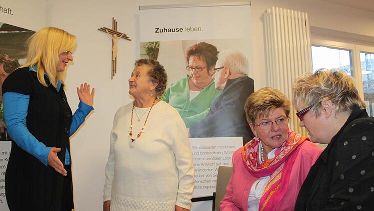 Isabella Ettlich (links) erklärt Marta Neubauer (2. v.l.) das Projekt. Mit im Bild: Bürgermeisterin Gabi Weber (2. v.r.) und Caritas-Kreisgeschäftsführerin Cornelia Thron im Gespräch. Fotos: Corinna Igler