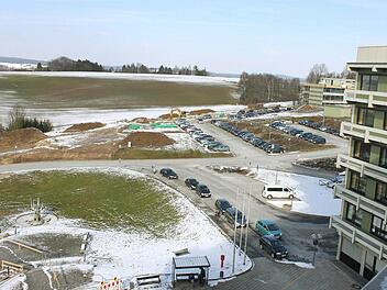 Der Neubau des Klinikums ist das größte Projekt des Landkreises Lichtenfels in den kommenden Jahren und wird auch seine finanzielle Situation bestimmen. Unser Bild zeigt die Baustelle vor dem jetzigen Klinikgebäude, wo zunächst das Parkhaus entsteht. Foto: Sarah Bernhardt