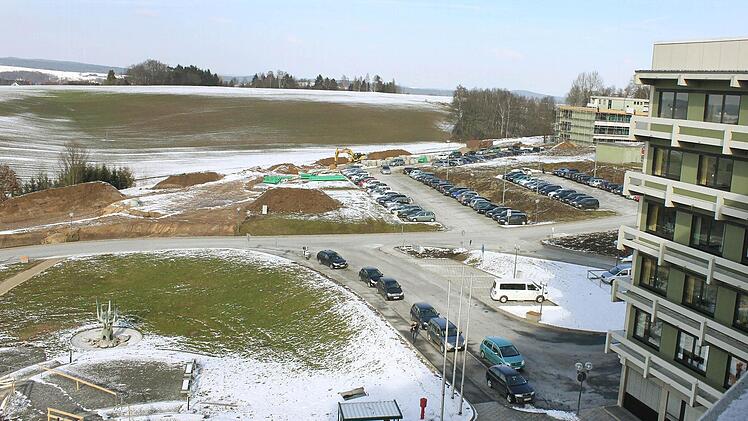 Der Neubau des Klinikums ist das größte Projekt des Landkreises Lichtenfels in den kommenden Jahren und wird auch seine finanzielle Situation bestimmen. Unser Bild zeigt die Baustelle vor dem jetzigen Klinikgebäude, wo zunächst das Parkhaus entsteht. Foto: Sarah Bernhardt