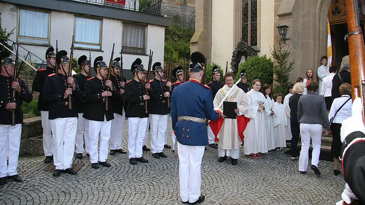 Eine gewöhnungsbedürftige Begrüßung für einen Pater: Für Pater Jan war die Fronleichnamsprozession mit der großen Schwedenparade auch eine neue Erfahrung, doch für ihn ist Fronleichnam die "höchste Ehre", betonte Pater Jan Poja.
