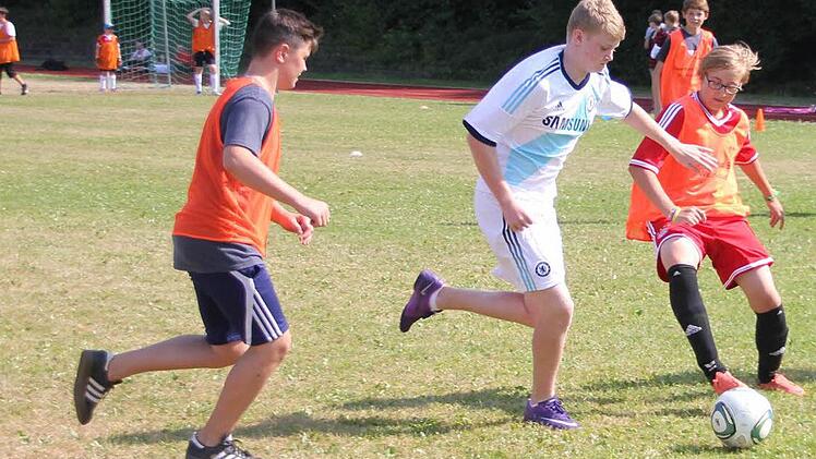 Die Fußballspieler schwitzen auf dem Platz am meisten.