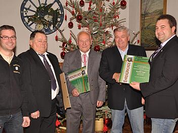 Für 65-jährige Treue zum Musikverein Edelweiß zeichnete der Vorsitzende Mario Digel (r.) und sein Stellvertreter Peter Metz (l.) Otto Arnold, Franz Exl und Günther Digel mit der Ehrenurkunde des Vereines aus.Fotos: Peter Klopf