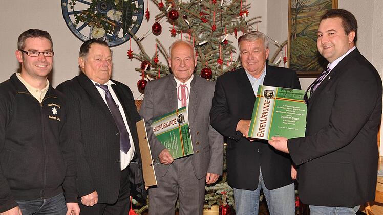 Für 65-jährige Treue zum Musikverein Edelweiß zeichnete der Vorsitzende Mario Digel (r.) und sein Stellvertreter Peter Metz (l.) Otto Arnold, Franz Exl und Günther Digel mit der Ehrenurkunde des Vereines aus.Fotos: Peter Klopf