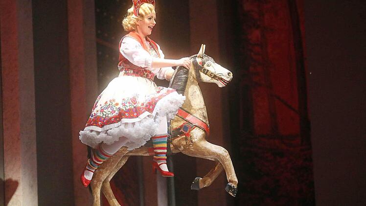 Sofia Kallio als Hanna Glawari Foto: Henning Rosenbusch