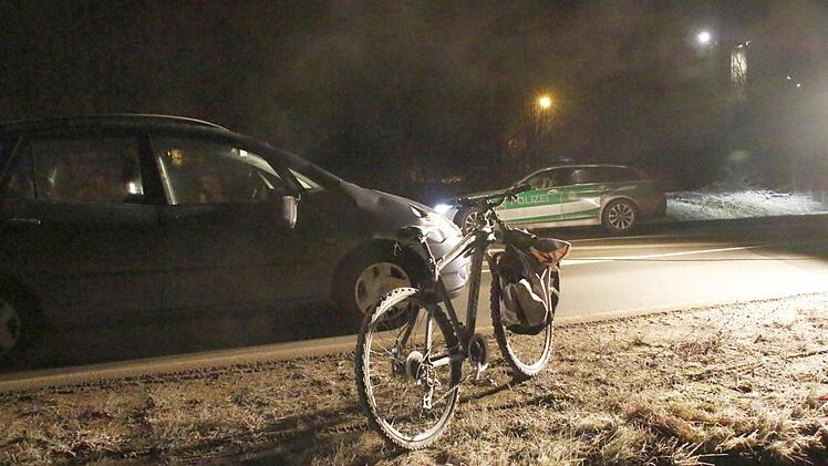 Das Unfallfahrrad und Unfallauto bei Schlammersdorf Foto: Josef Hofbauer