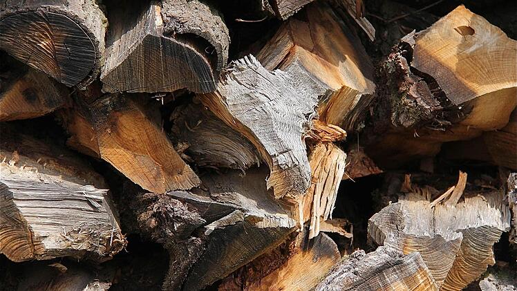 In Wartmannsroth gibt es drei Arten von Holzlegeplätzen: verbotene, geduldete und genehmigte. Foto: Gerd Schaar