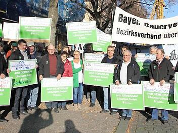 Bauern aus den Landkreisen Forchheim, Bamberg, Lichtenfels und Coburg demonstrieren gegen noch mehr Hürden für ihren Beruf.  Foto: P. Groscurth