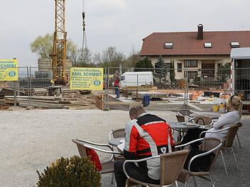 Erlebnis-Cafe': Von der Terrasse des bisherigen Bäckerei-Containers aus kann man den Bau der festen Niederlassung mitverfolgen.  Foto: Barbara Herbst