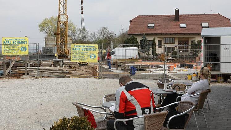 Erlebnis-Cafe': Von der Terrasse des bisherigen Bäckerei-Containers aus kann man den Bau der festen Niederlassung mitverfolgen.  Foto: Barbara Herbst